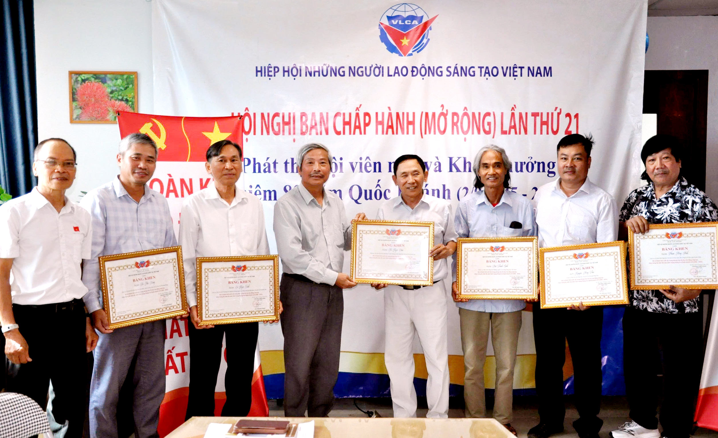 Ông Vũ Hải Đông – Viện trưởng Viện Khoa học Lịch sử, Văn hóa Phương Đông được nhận Bằng khen của Hiệp Hội Những người Lao động Sáng tạo Việt Nam